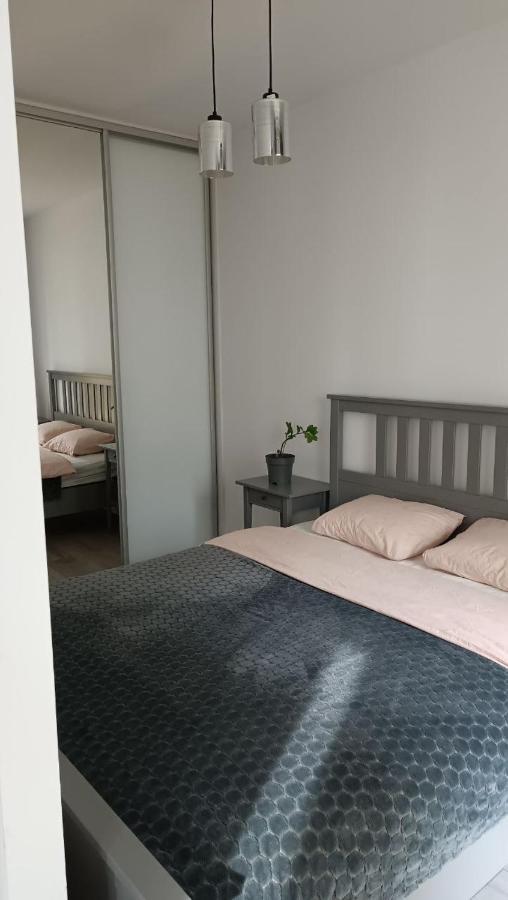 Apartment Z Ogrodkiem Na Warszawskiej Woli Warsaw Luaran gambar