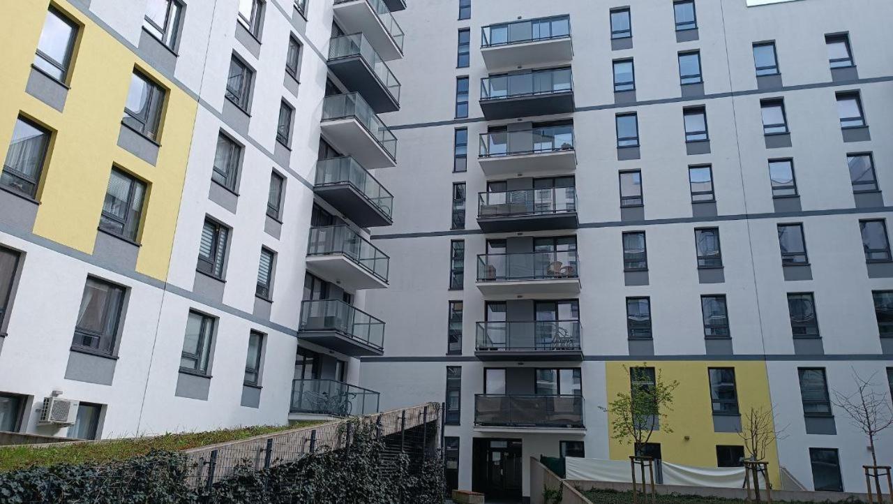 Apartment Z Ogrodkiem Na Warszawskiej Woli Warsaw Luaran gambar